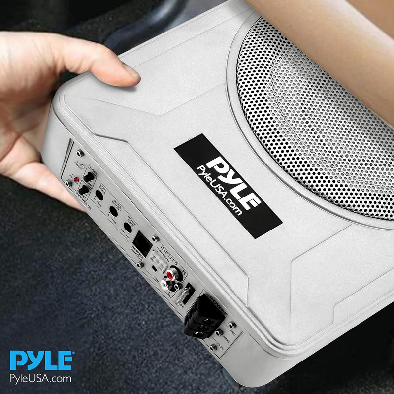 Eine Hand hält einen weißen Pyle-Subwoofer mit Eingängen und Bedienelementen an der Seite.