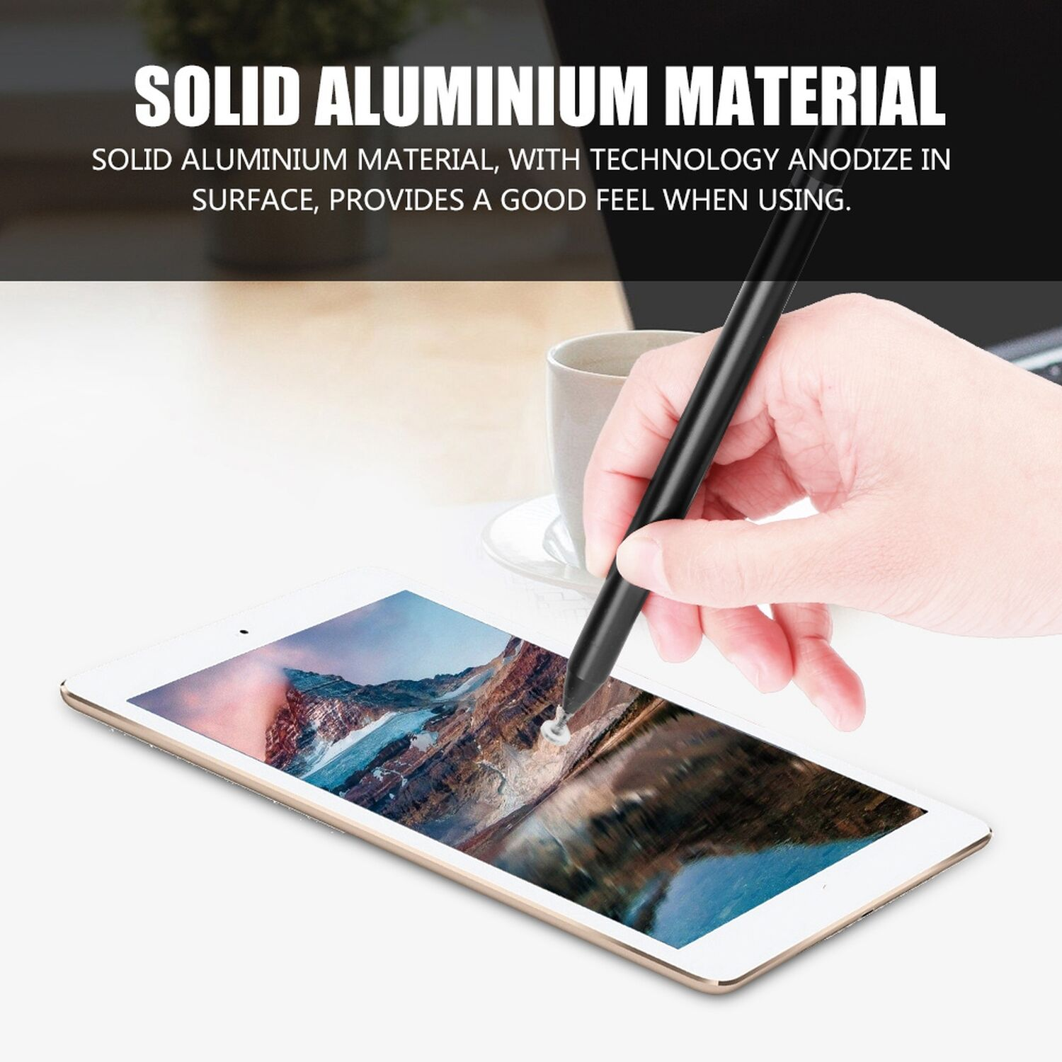 Eine Hand benutzt einen schwarzen Stift auf einem Tablet.