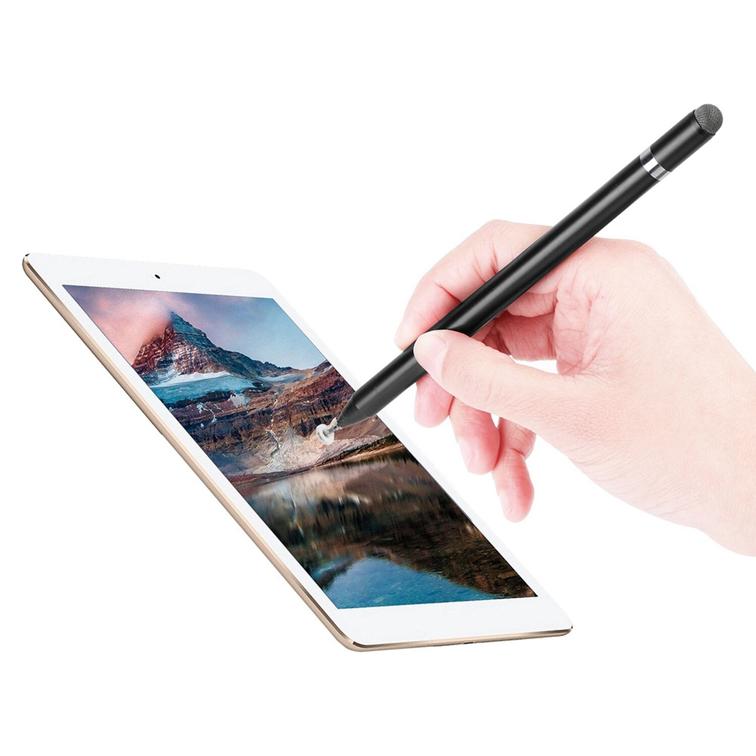 Hand benutzt schwarzen Stift auf Tablet mit Berglandschaft.
