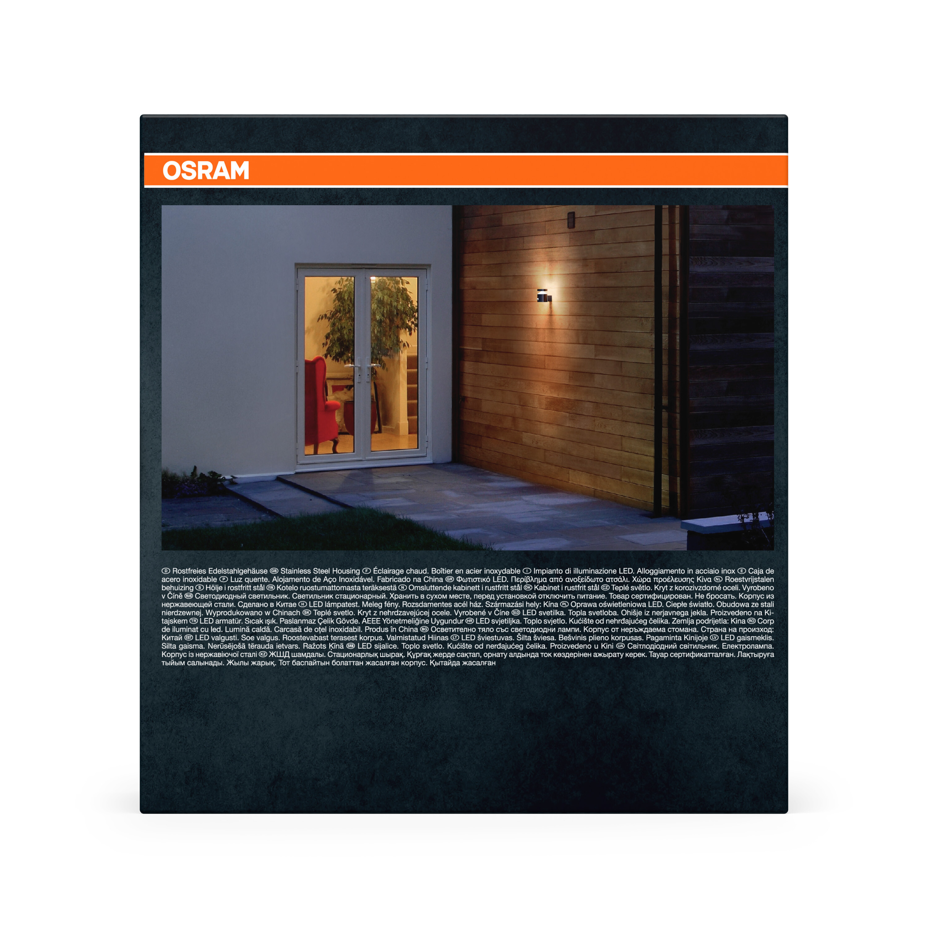 Osram Logo über Außenwandleuchte an Holzfassade. Links Glastür mit Pflanzen.