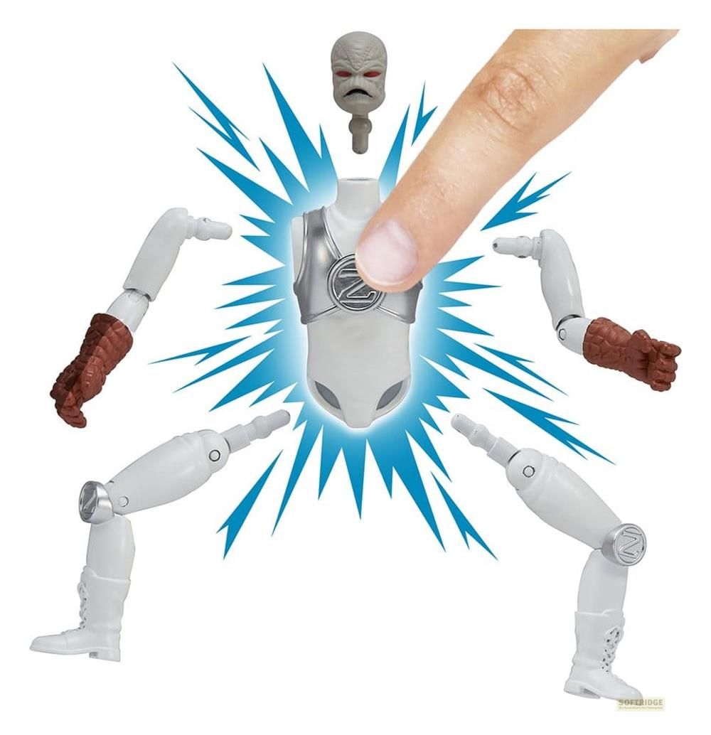Ein weißer Actionfigur-Torso mit silberner Brustplatte wird von Fingern berührt.