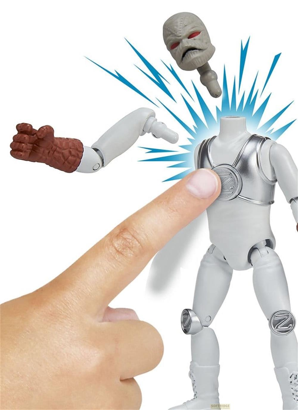 Ein Finger berührt eine weiße Actionfigur, deren Kopf und Arm abgetrennt sind.