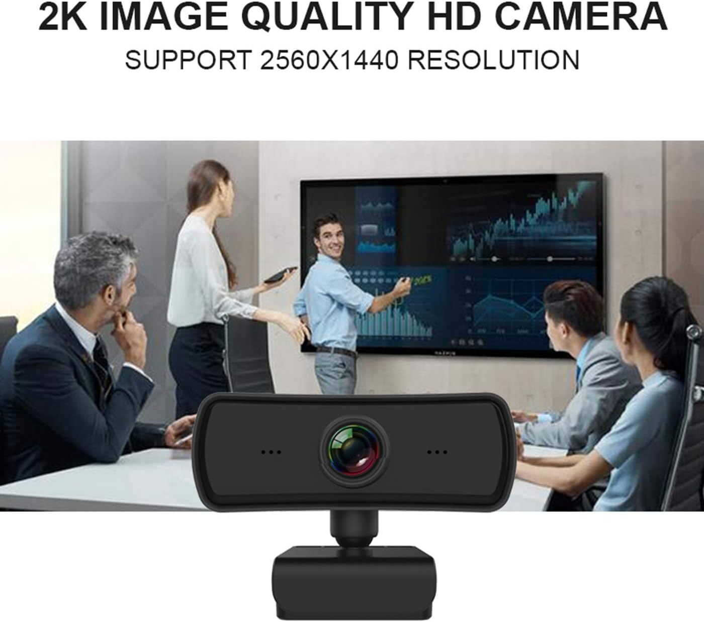 Eine Webcam steht im Vordergrund, dahinter ein Meeting mit vier Personen vor einem Bildschirm.