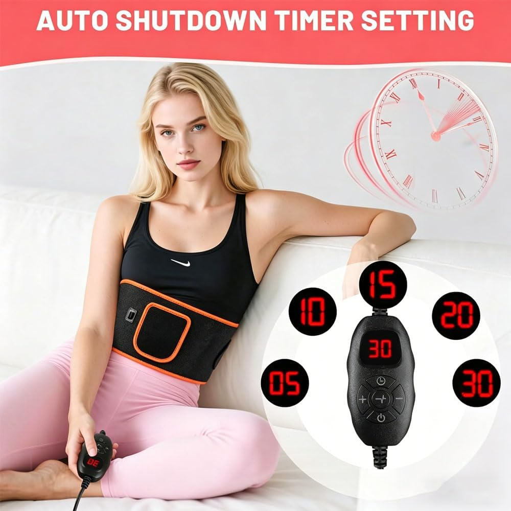 Frau mit Heizgürtel sitzt auf Sofa, Controller zeigt 30 Min. an.