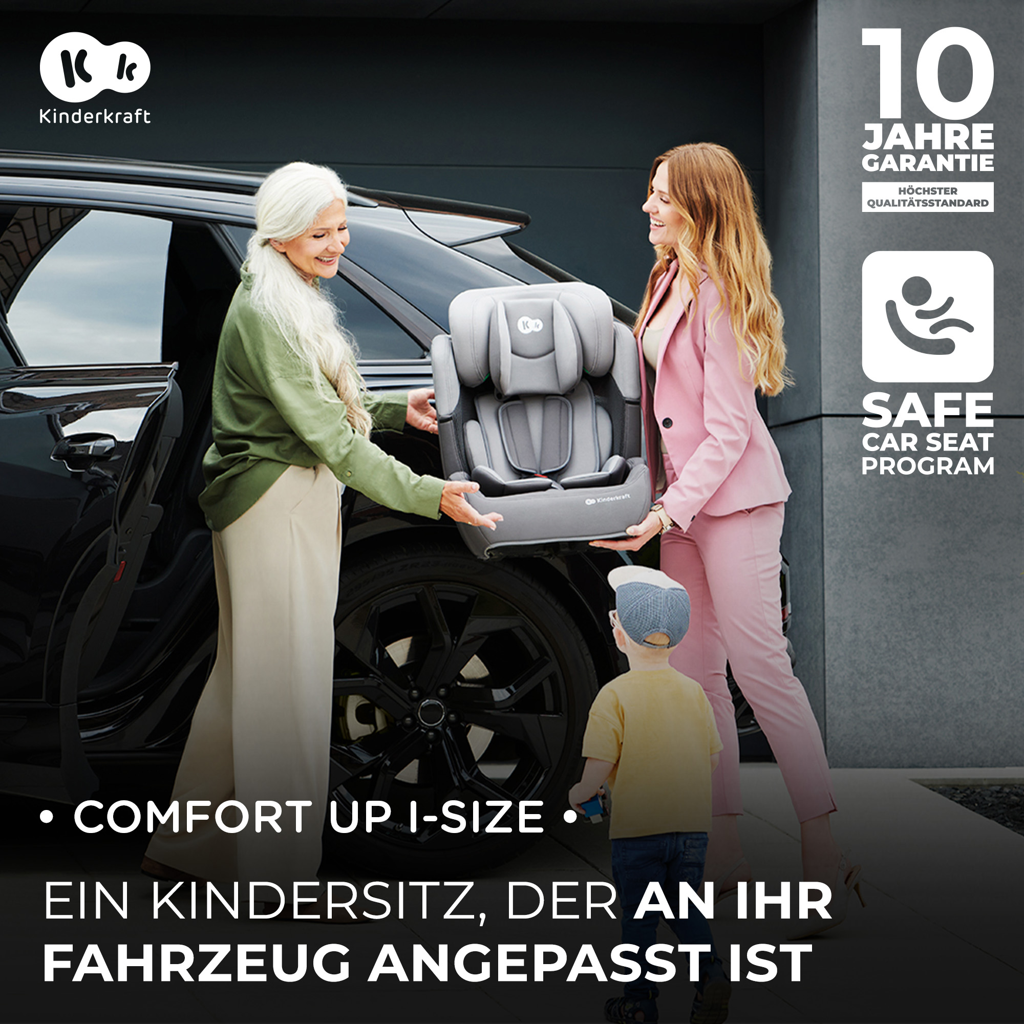 Frauen und Kind stehen neben einem Kinderautositz vor einem Auto. 10 Jahre Garantie.
