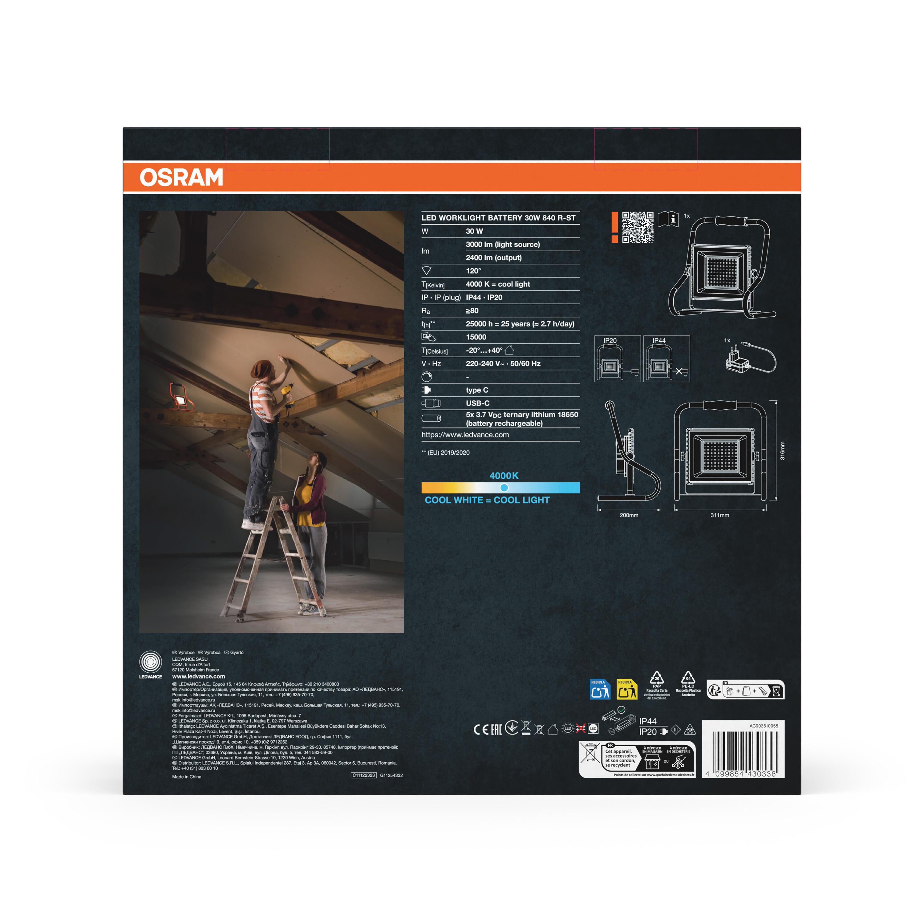OSRAM LED Arbeitsleuchte mit Akku, 30W, 4000K, IP44/IP20, mit zwei Personen im Dachboden.