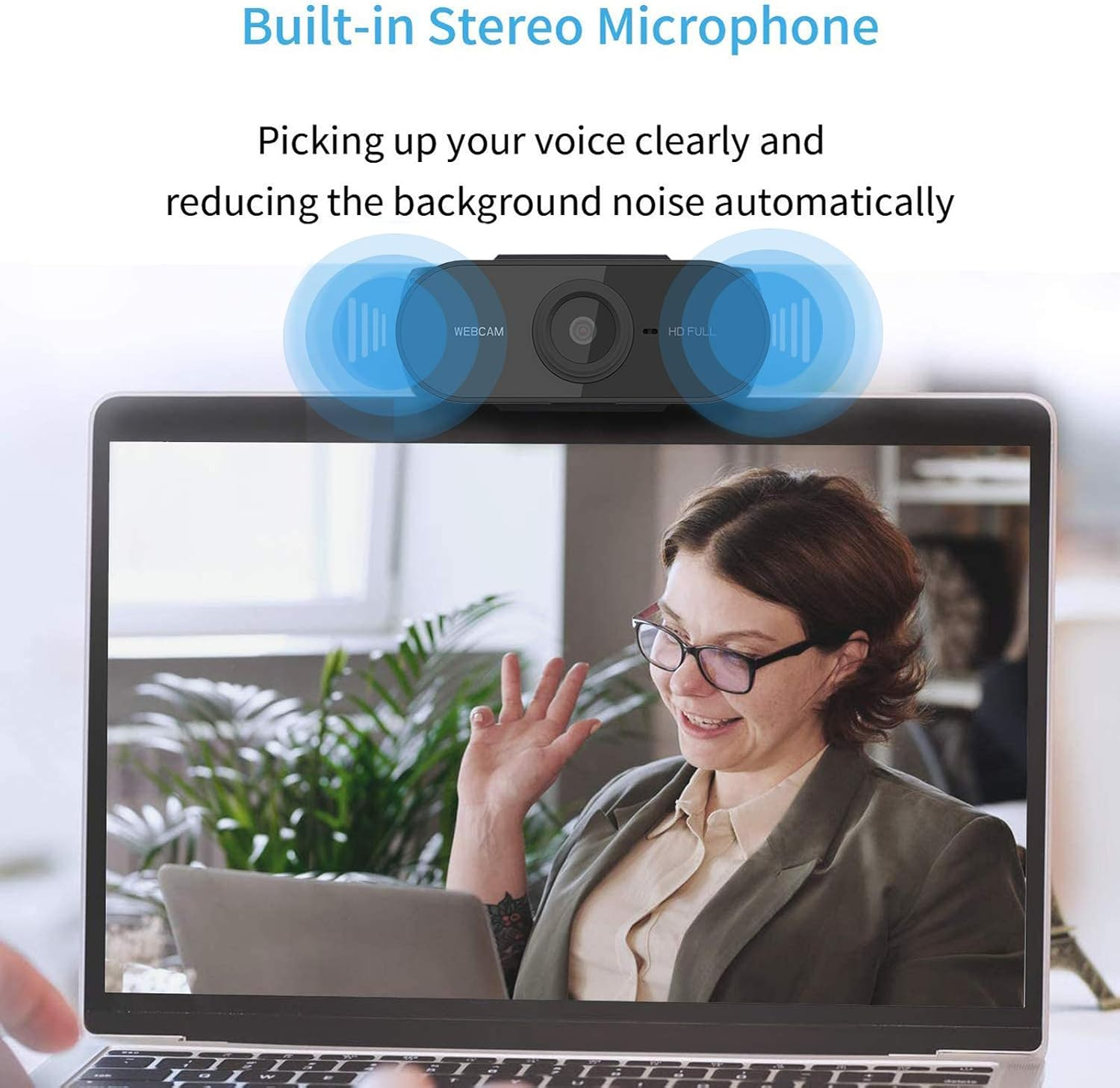 Eine Frau winkt vor einem Laptop, auf dem eine Webcam montiert ist. Blaue Wellen symbolisieren Mikrofon.