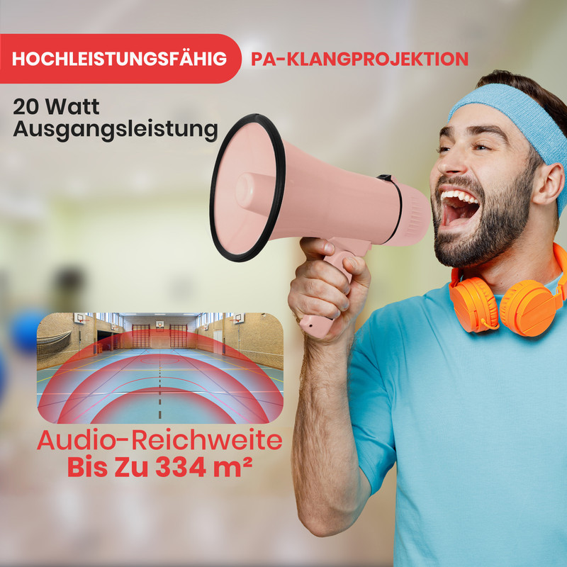 Mann mit Megafon und Kopfhörern, in Turnhalle mit Reichweitenanzeige.