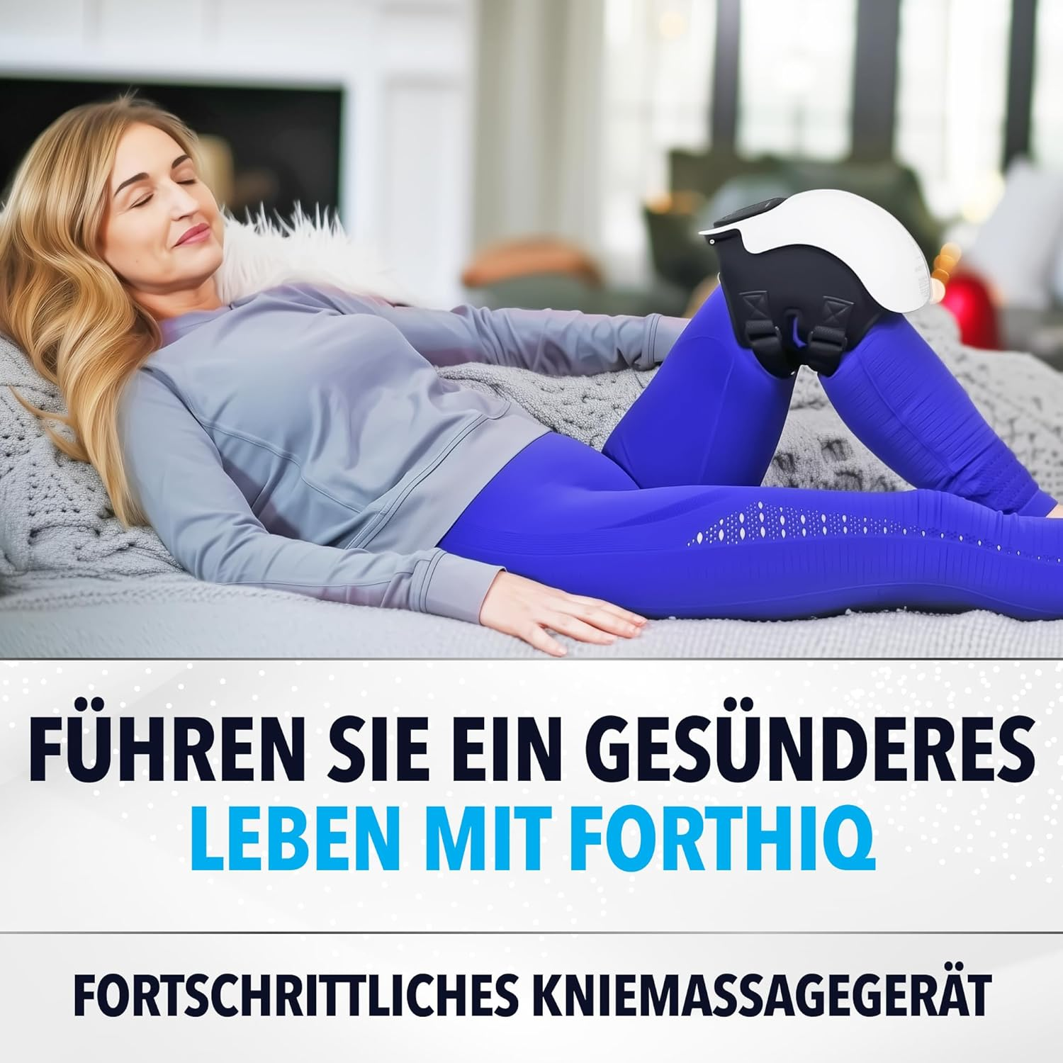 Frau liegt entspannt mit Kniemassagegerät auf dem Sofa.