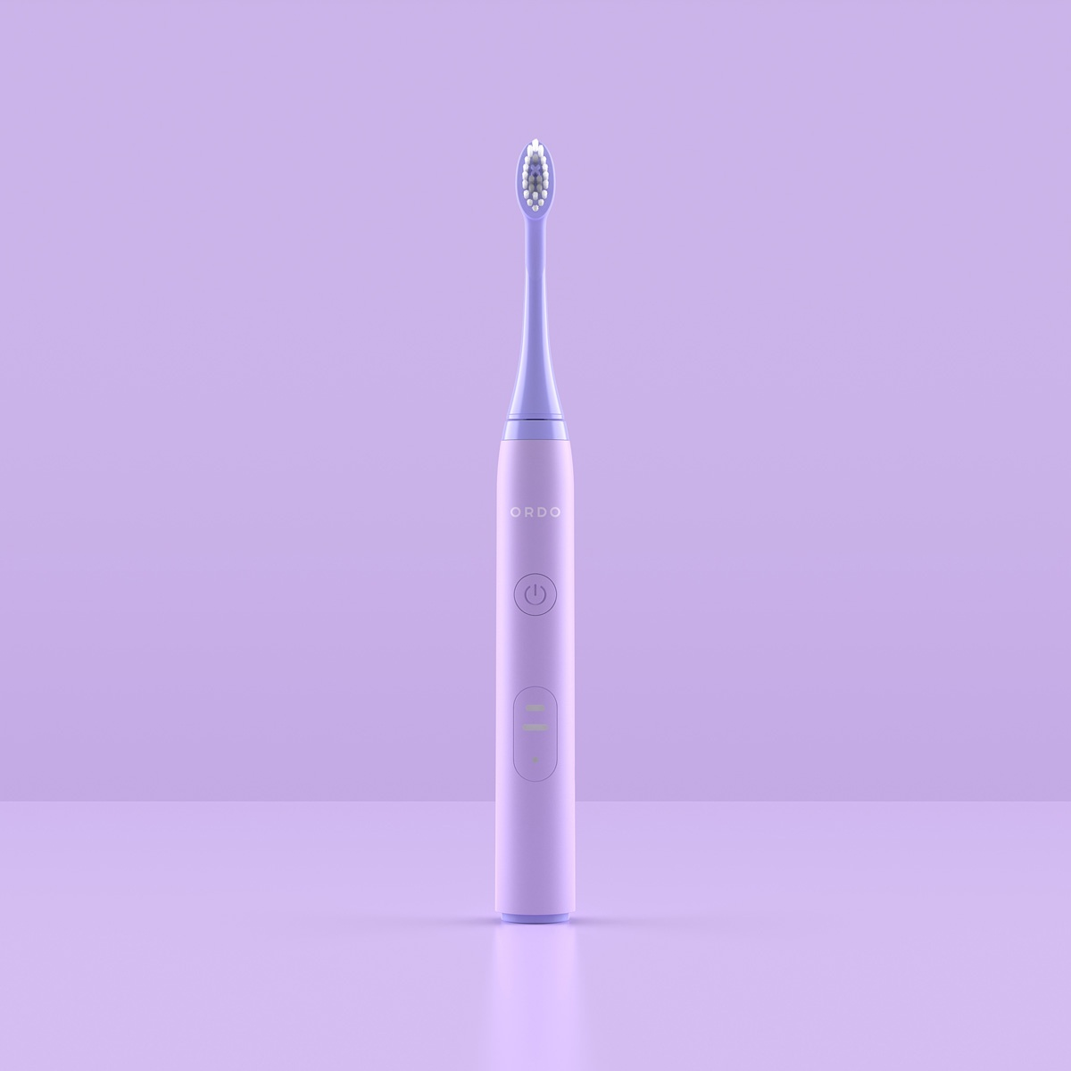 Eine hellviolette elektrische Zahnbürste steht auf einem hellvioletten Hintergrund.