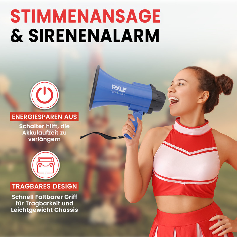 Frau hält blaue Megafon, rote Cheerleader-Uniform. Energiesparen & tragbar.