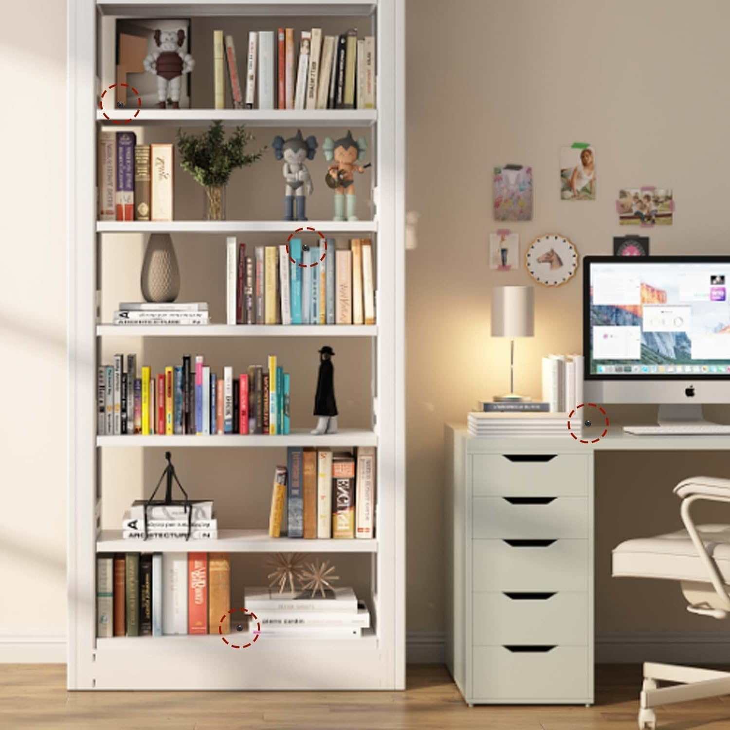 Ein Bücherregal steht neben einem Schreibtisch mit einem Computer.
