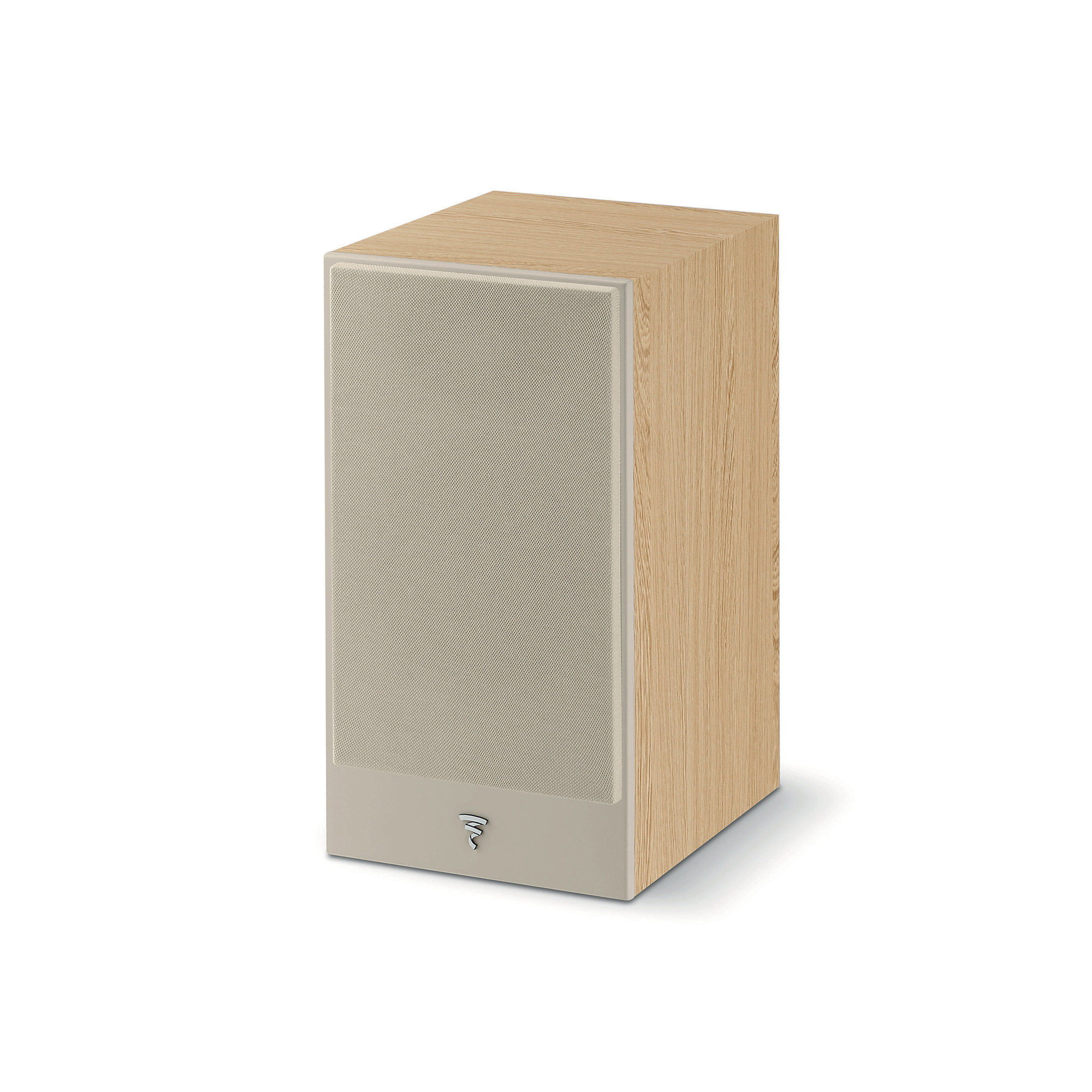 Ein Holzlautsprecher mit beigem Stoffgitter und silbernem Logo unten.