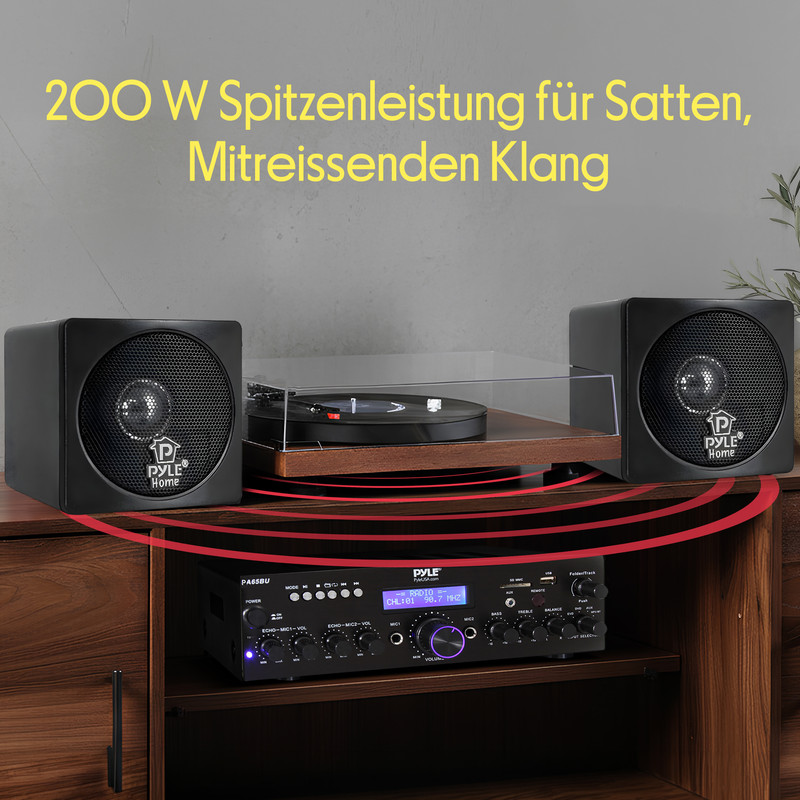 Zwei schwarze Lautsprecher, Plattenspieler und Verstärker auf einem Holzmöbel.