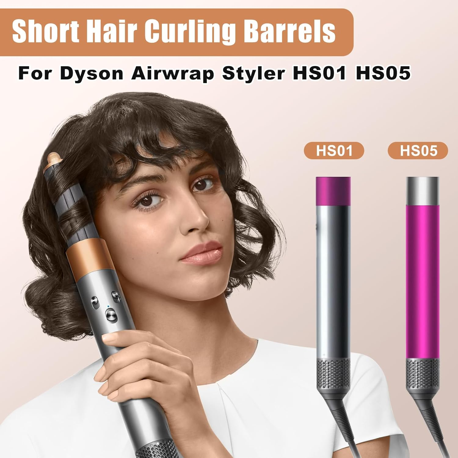 Eine Frau mit kurzen dunklen Haaren benutzt einen silbernen Lockenaufsatz für den Dyson Airwrap.