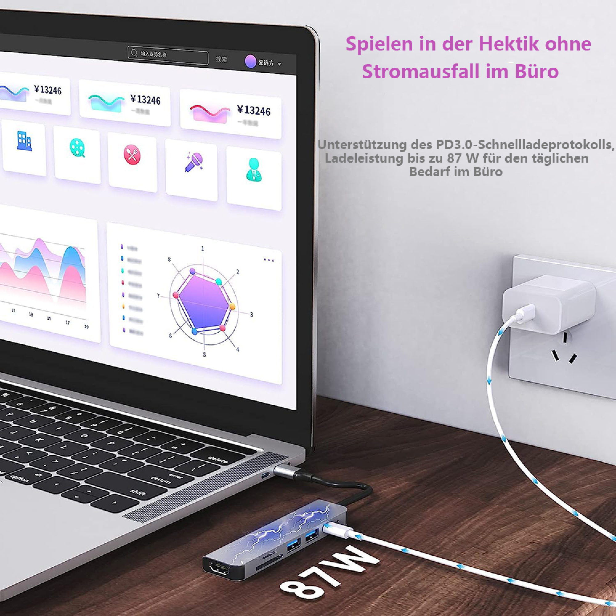 Ein Laptop ist über einen USB-C-Hub mit Strom versorgt, der an eine Steckdose angeschlossen ist.
