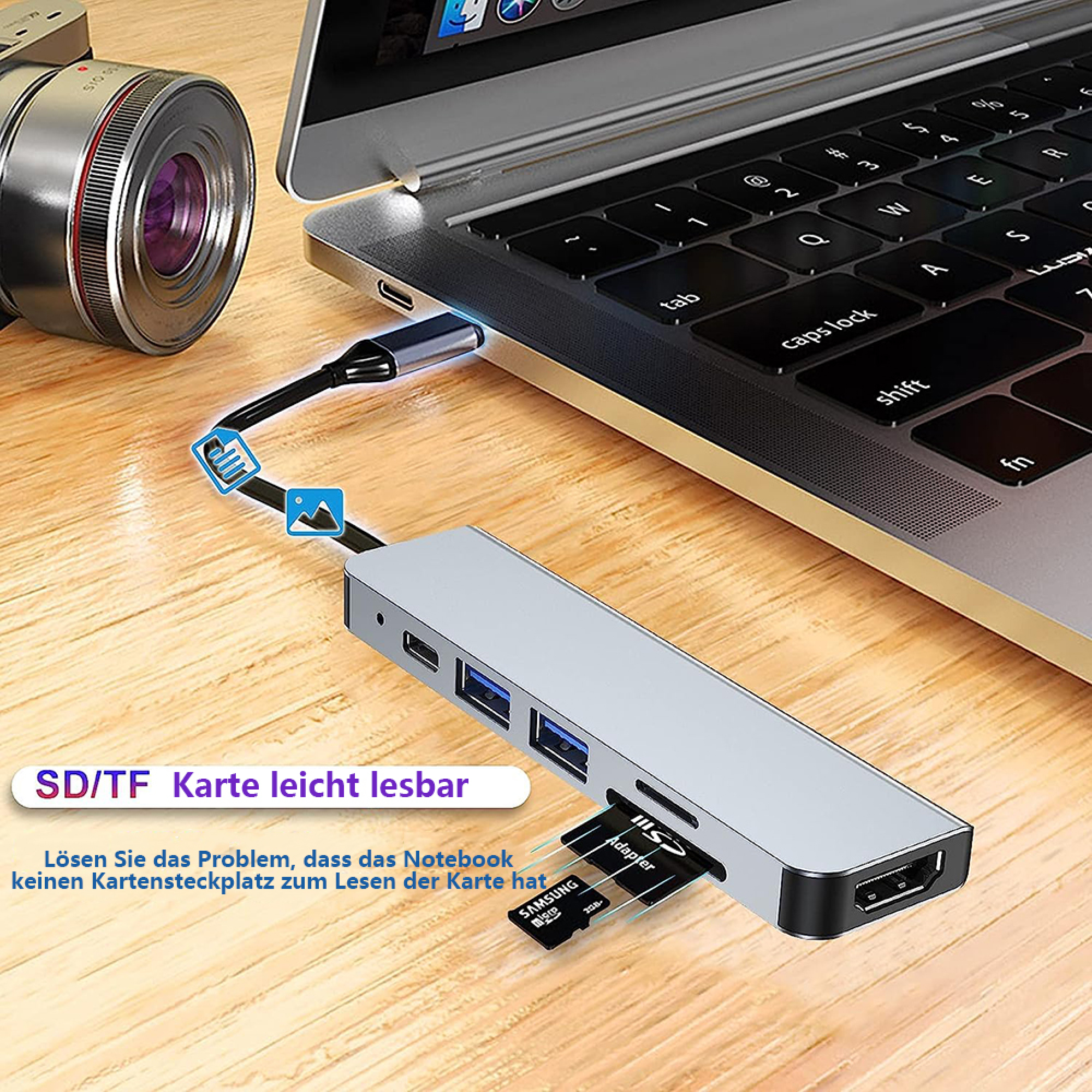 Ein Laptop ist über einen USB-C-Hub mit einer Kamera und einer SD-Karte verbunden.