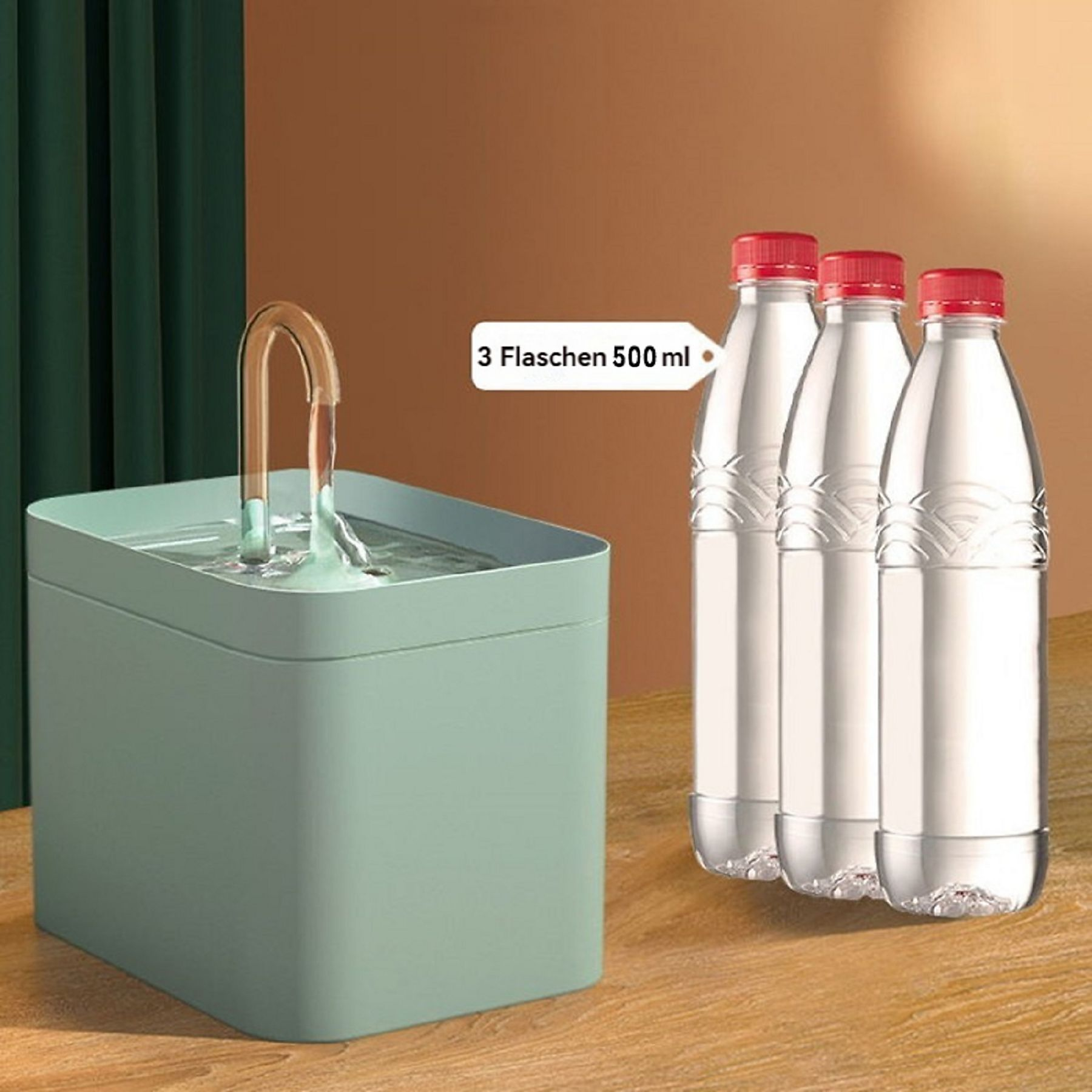 Ein grüner Wasserspender mit einem Glasrohr und drei Wasserflaschen daneben.