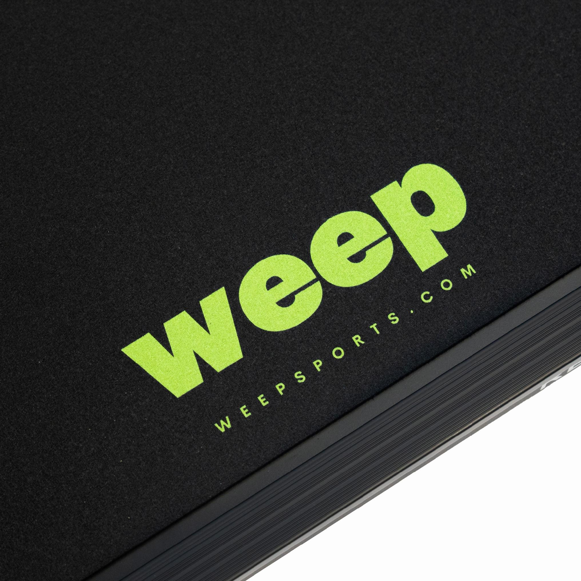 Schwarze Matte mit leuchtend grünem „weep“ Schriftzug und Website.