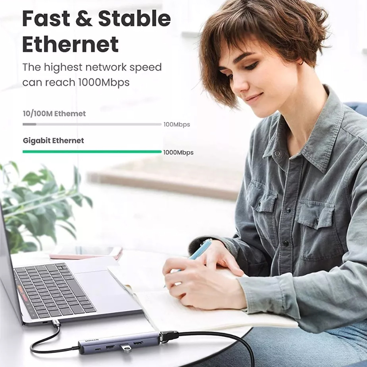 Frau arbeitet am Laptop mit Ethernet-Adapter, Geschwindigkeit 1000Mbps.