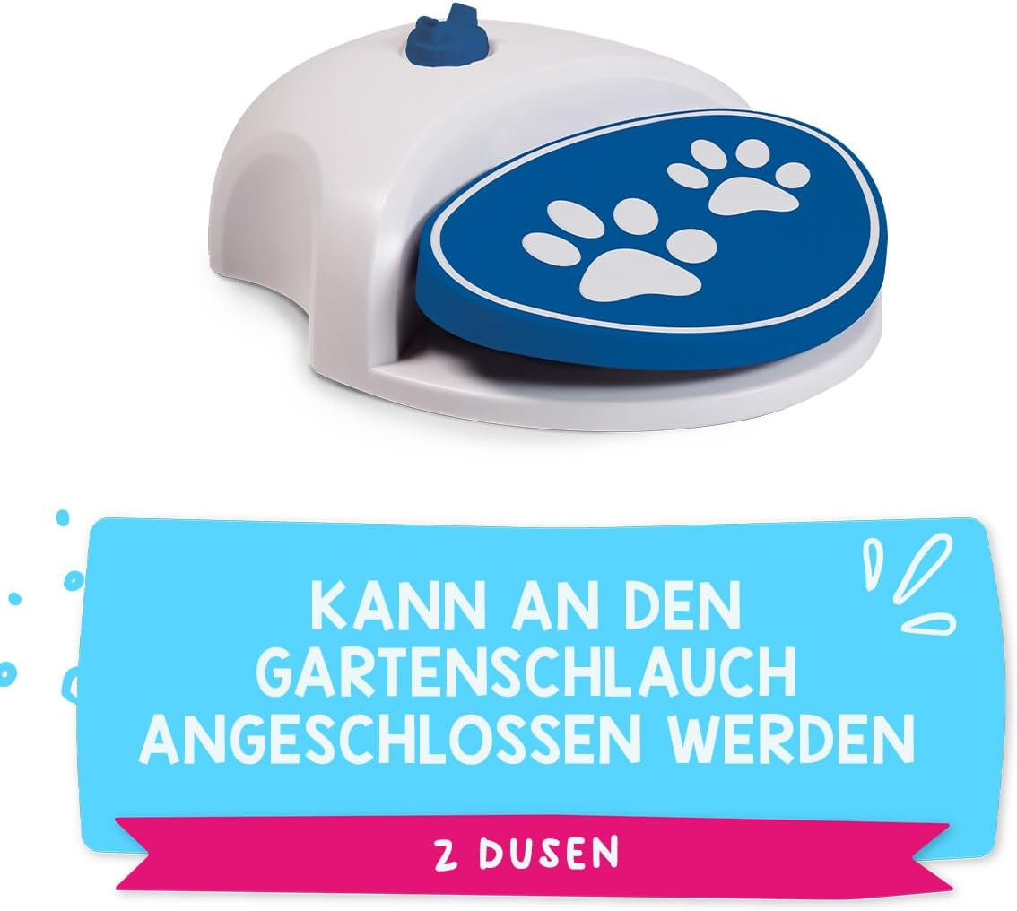 Ein weißes Hundepfoten-aktiviertes Wassersprühspielzeug mit blauen Pfotenabdrücken. Schlauchanschluss.