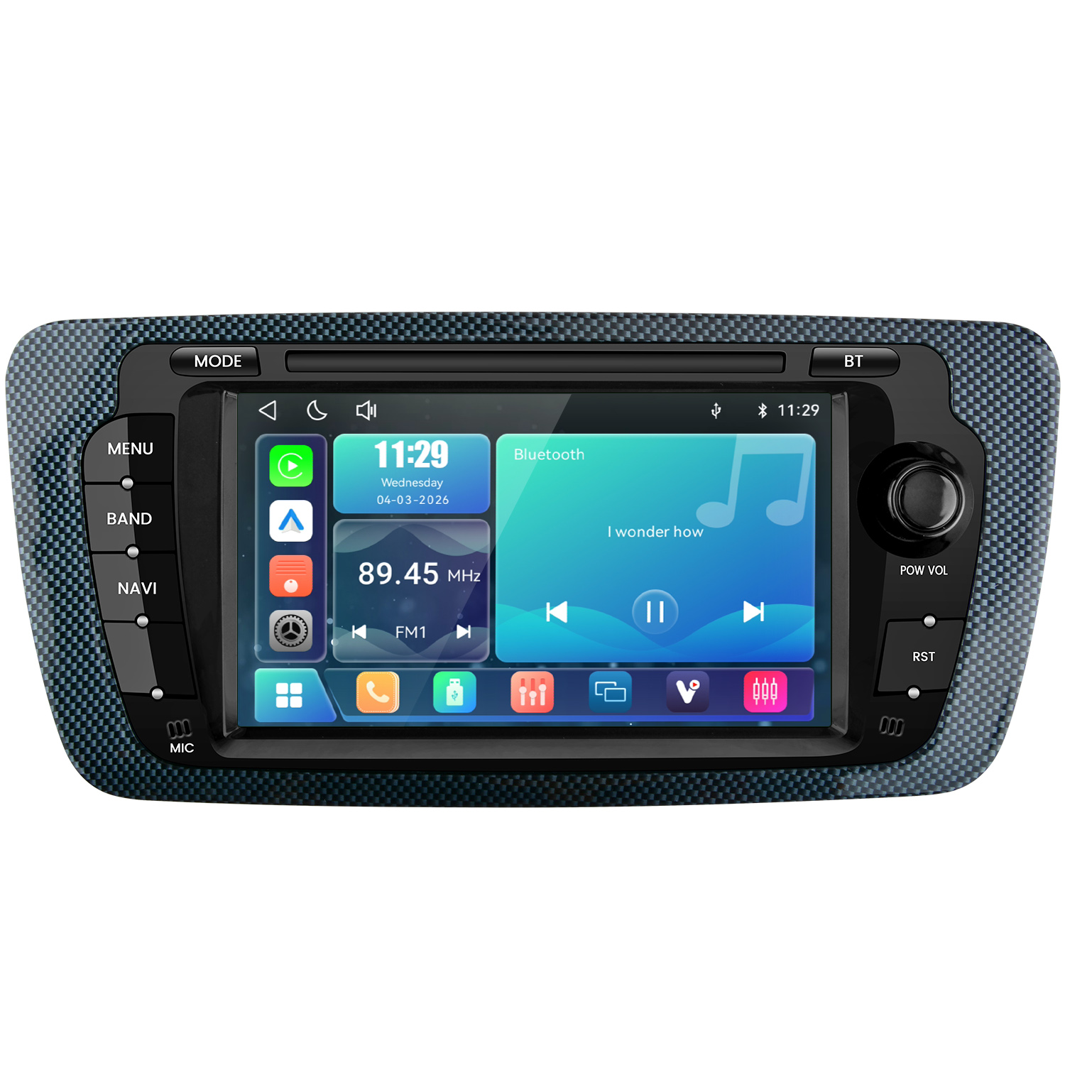 Ein Autoradio mit großem Touchscreen zeigt Uhrzeit, Datum, Bluetooth-Musik und Radioinfos.