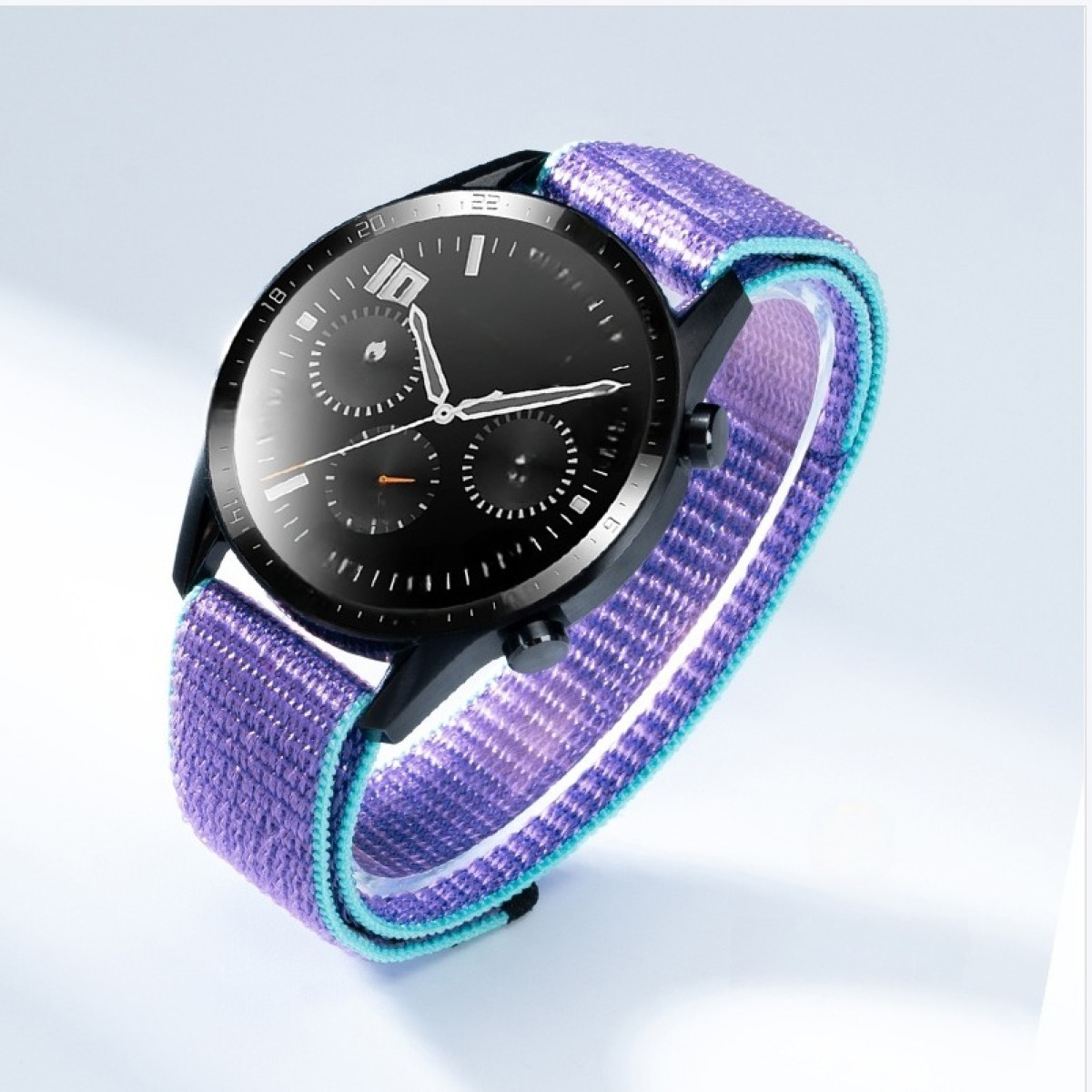 Eine schwarze Smartwatch mit einem lila-blau gestreiften Stoffarmband wird gezeigt.