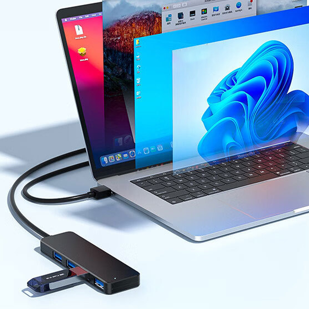 Ein Laptop mit mehreren geöffneten Fenstern und einem USB-Hub mit angeschlossenem USB-Stick.