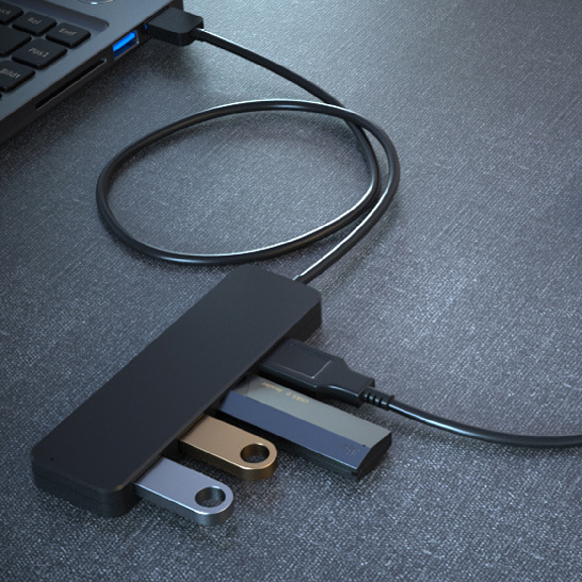 Eine schwarze USB-Hub, die an einen Laptop angeschlossen ist, mit eingefügten USB-Sticks.