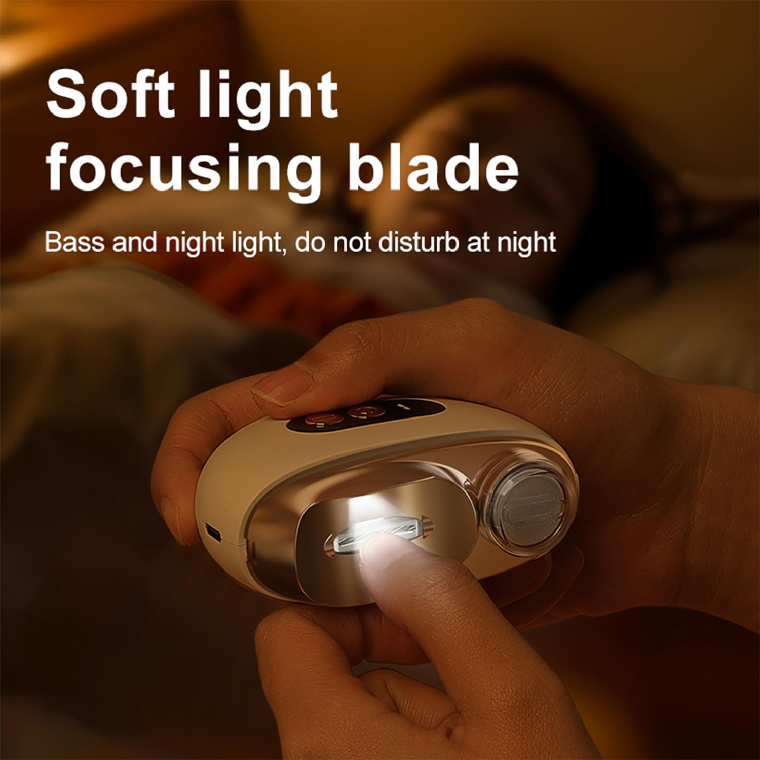 Eine Hand hält einen tragbaren weiß-goldenen Ventilator mit Licht. Eine Person schläft im Hintergrund.