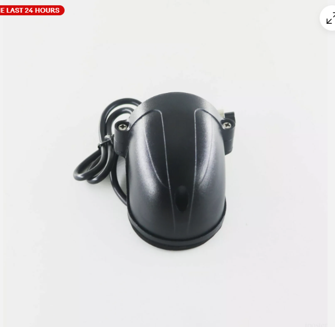 Schwarzes, kuppelförmiges Gerät mit Kabel auf weißem Hintergrund.