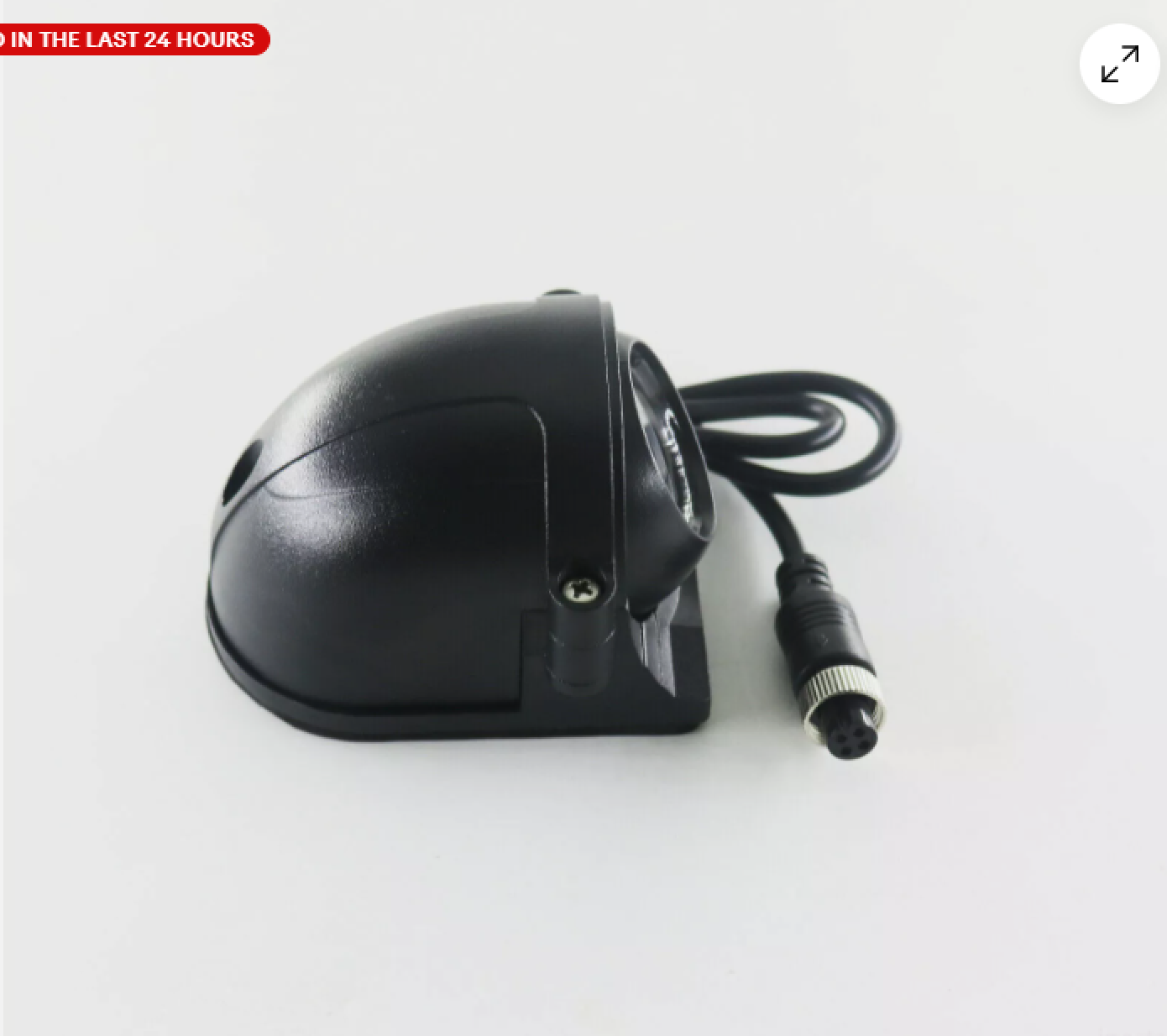 Schwarze Überwachungskamera mit Kabel und Stecker auf weißem Hintergrund.