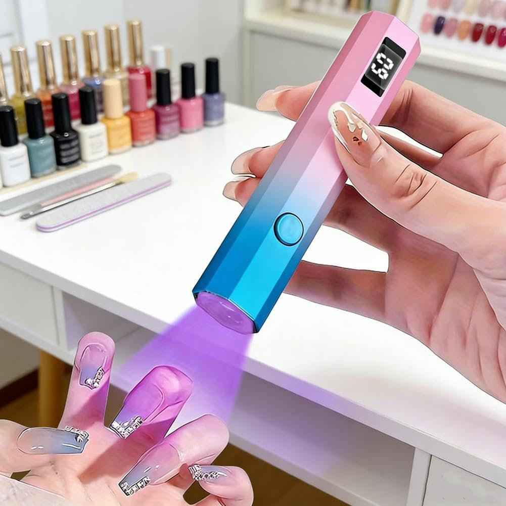 Pinke und blaue UV-Nagellampe, die violettes Licht auf verzierte Nägel, Flaschen und Feilen wirft.
