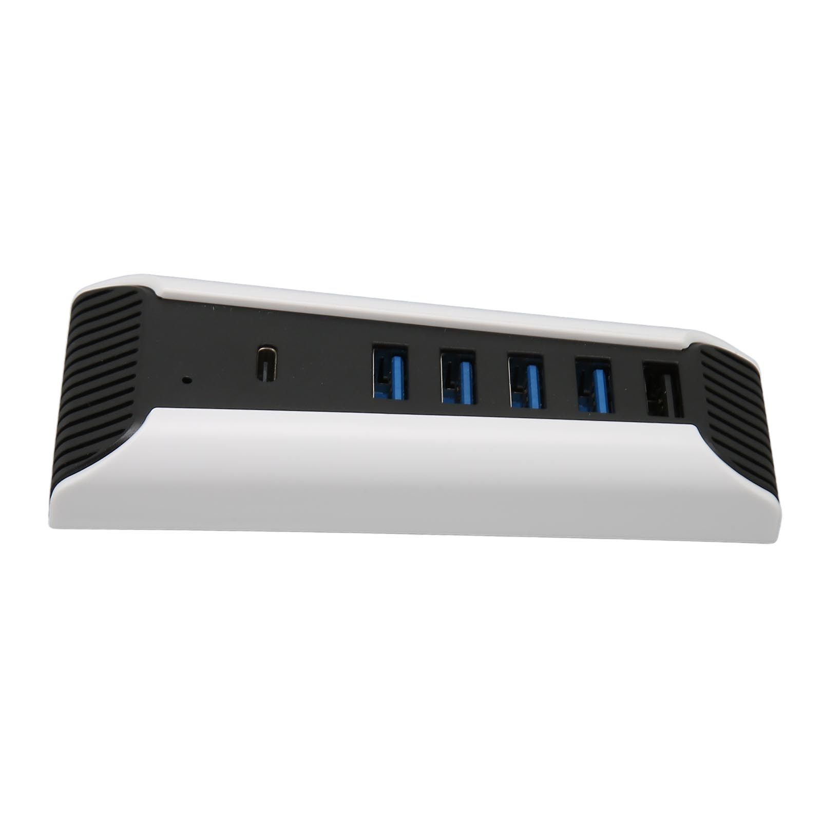 Ein weißer USB-Hub mit fünf blauen Anschlüssen und einem C-Anschluss.