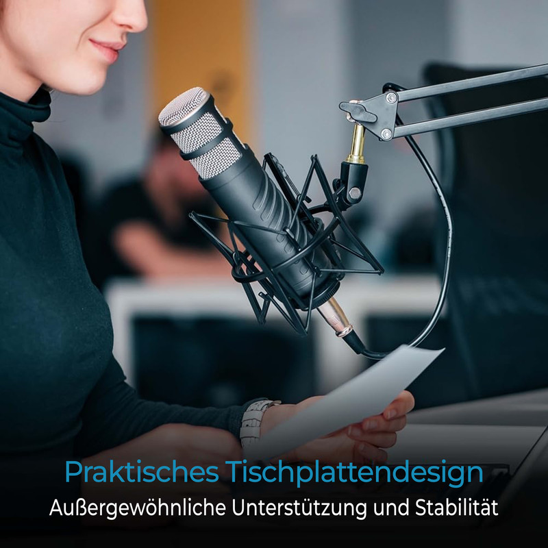 Person spricht in ein Studio-Mikrofon, hält Papier. Tischhalterung.