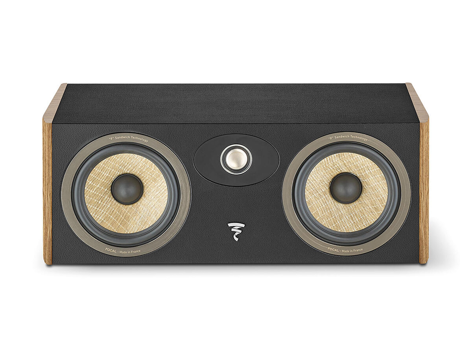 Ahşap yanlara sahip siyah hoparlör, iki woofer ve bir tweeter.