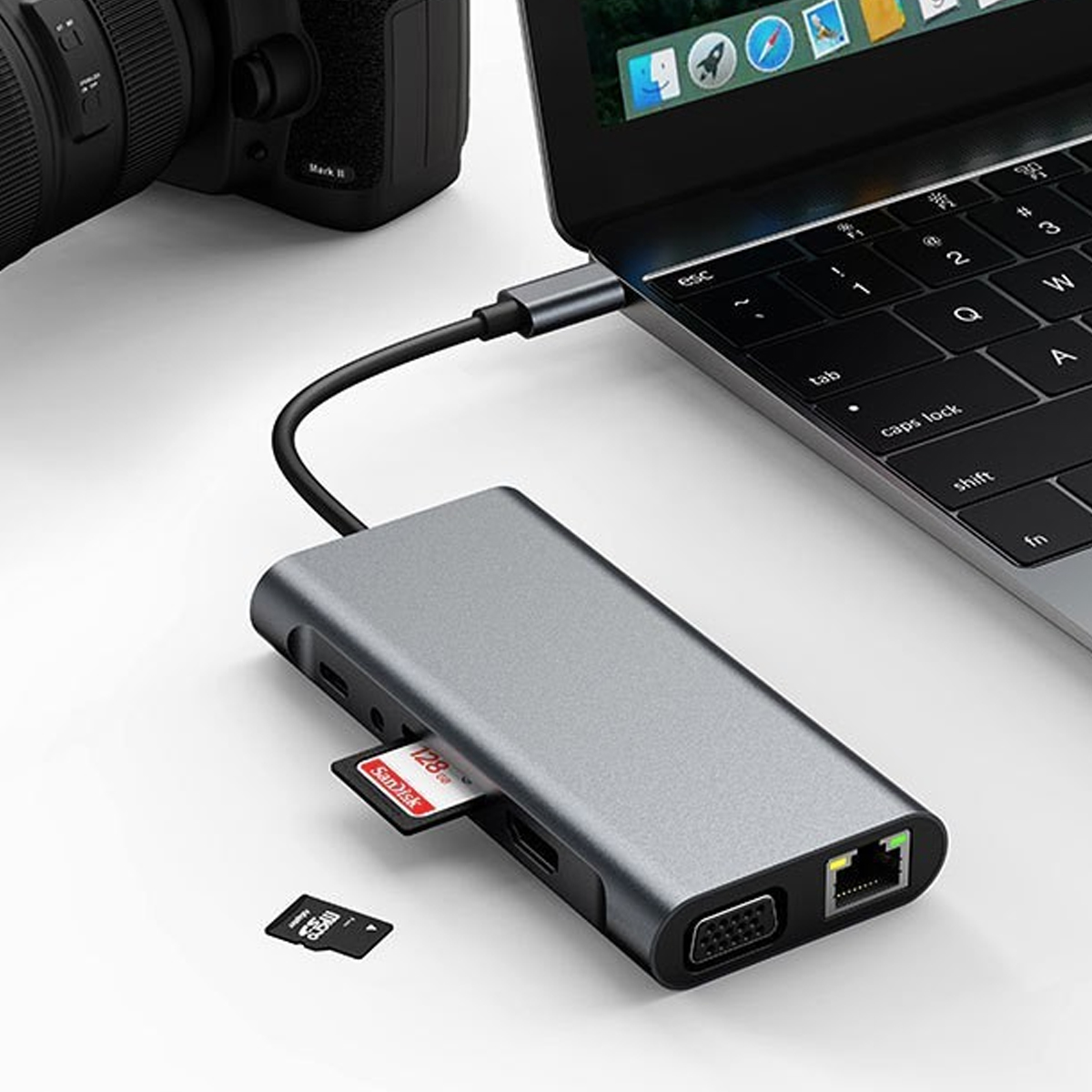 Ein grauer USB-C-Hub ist mit einem Laptop verbunden und hat eine SD-Karte eingelegt.
