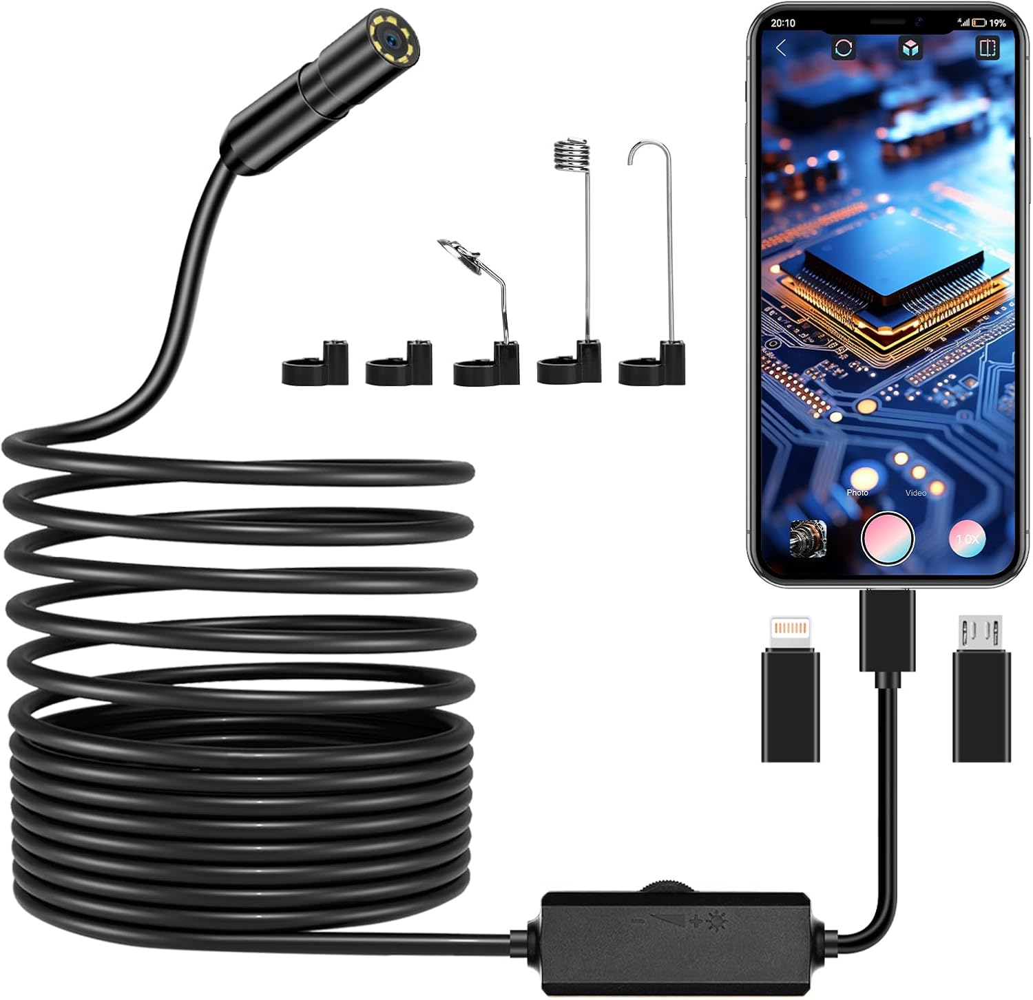 Ein schwarzes Endoskop mit langem Kabel, Zubehör und einem Smartphone, das die App anzeigt.