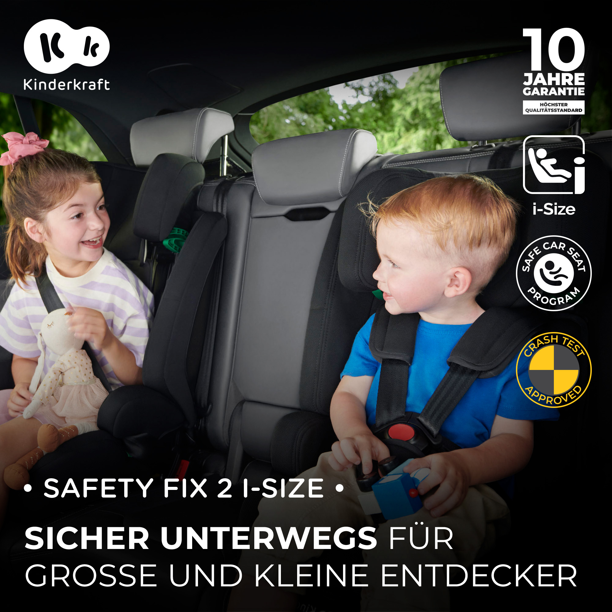 Zwei Kinder in einem Kindersitz im Auto. Draußen ist es grün.