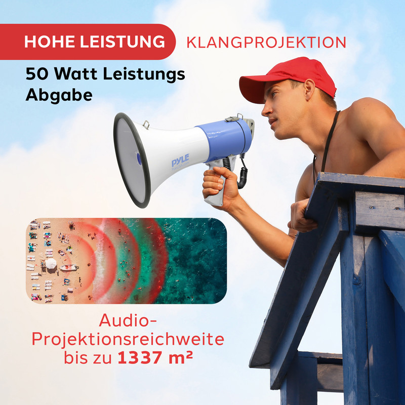 Mann mit Megafon auf Rettungsturm, Strandansicht, Text über Leistung.