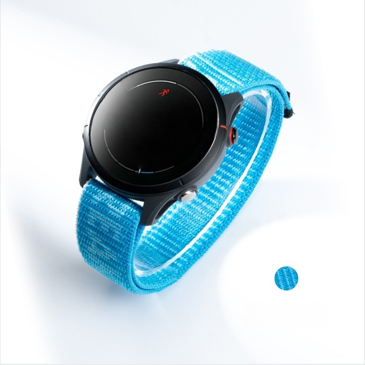 Schwarze Smartwatch mit blauem Stoffarmband auf weißem Hintergrund.