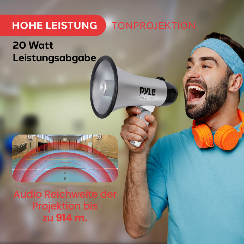 Mann mit Megafon und Kopfhörern in Turnhalle. Anzeige der Audio Reichweite.