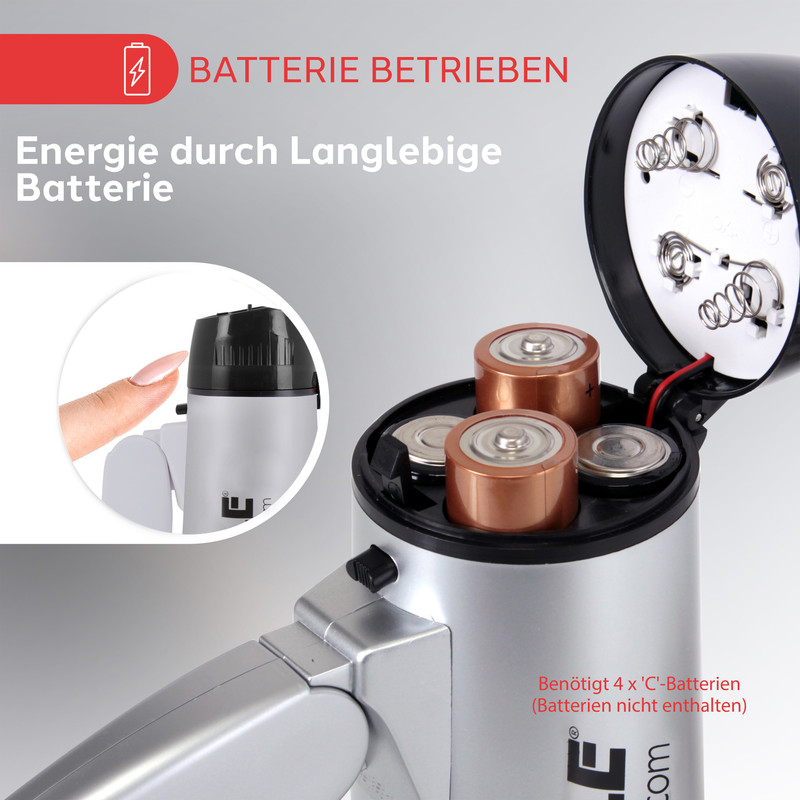 Batteriefach mit vier C-Batterien und offener Abdeckung. Ein Finger drückt einen Knopf.