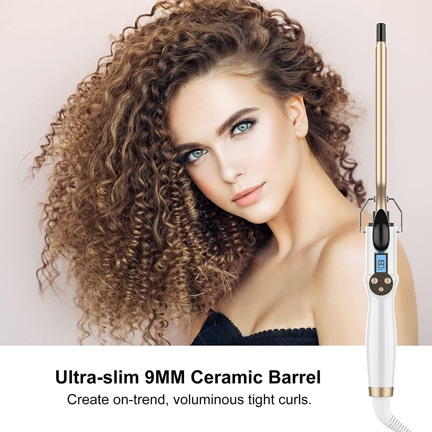 Frau mit voluminösen Locken und einem weißen Lockenstab mit goldenem Zylinder.