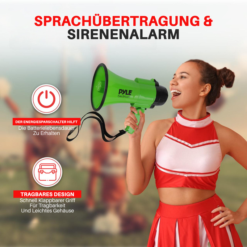 Eine Frau im Cheerleader-Outfit hält einen grünen Megafon.