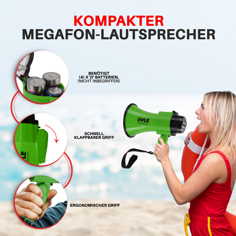 Eine Frau im roten Badeanzug hält einen grünen Megafon-Lautsprecher. Der Hintergrund ist ein Strand.