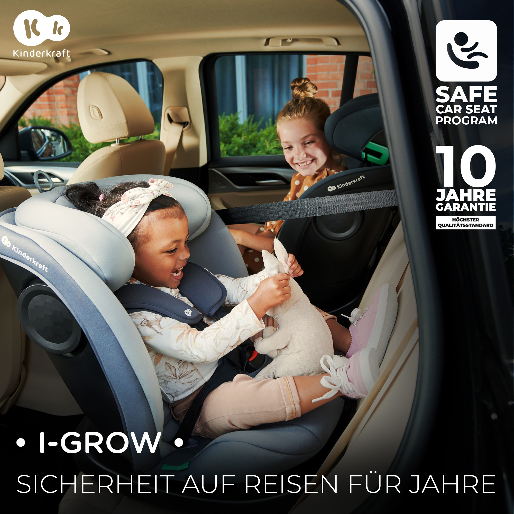 Zwei Mädchen in Kindersitzen im Auto. Eines hält ein Stofftier.