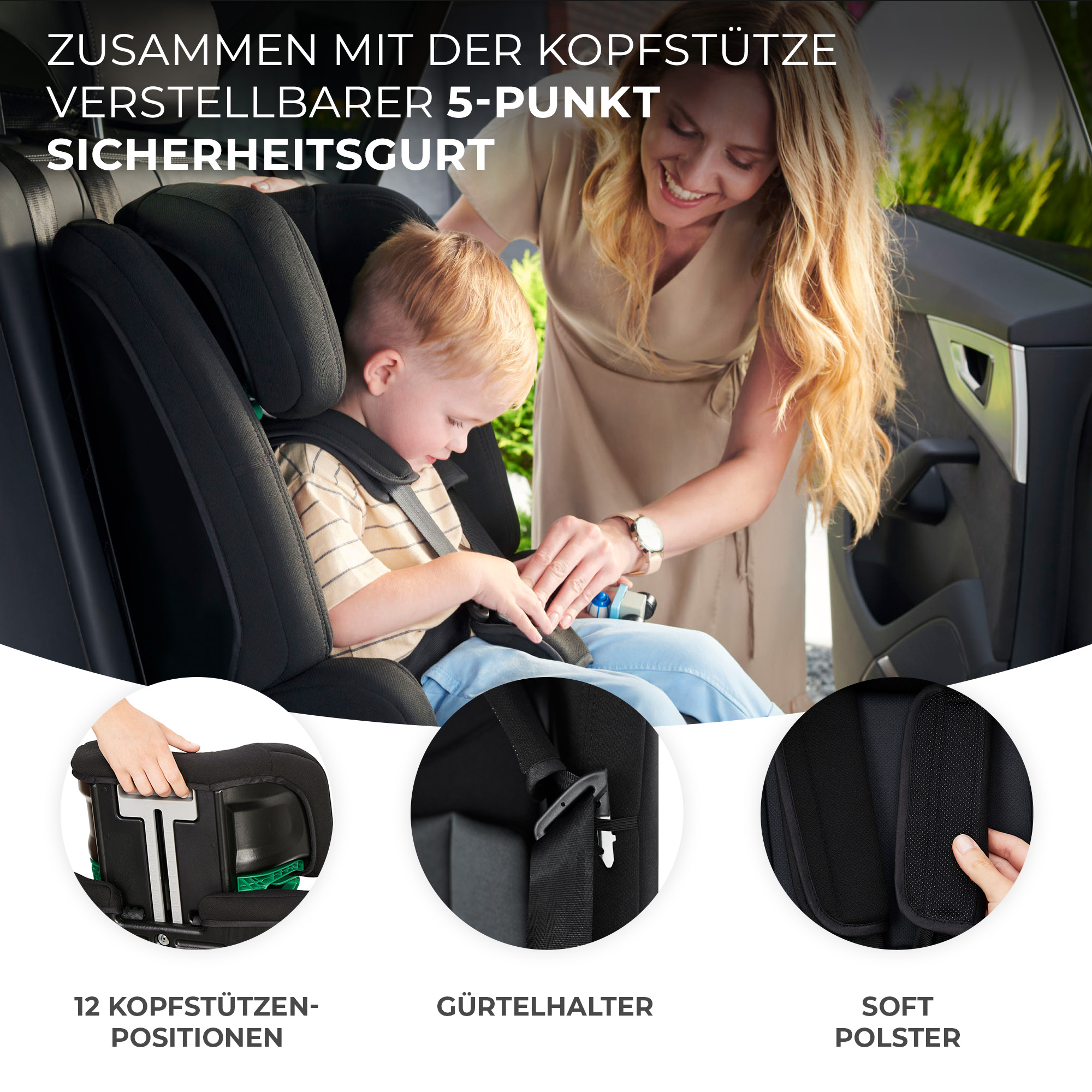 Eine Frau befestigt einen Jungen in einem Autositz mit einem 5-Punkt-Gurt.