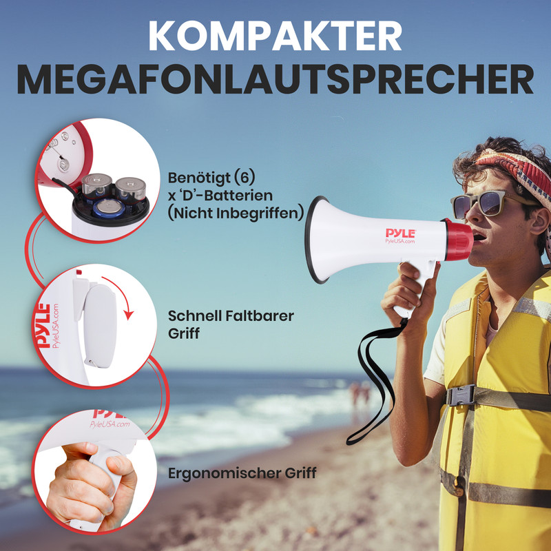 Mann am Strand mit Megafon. Zeigt Batteriefach, faltbaren und ergonomischen Griff.