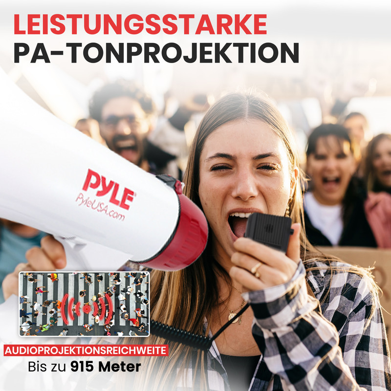Eine Frau schreit in ein Megafon, Leute im Hintergrund.